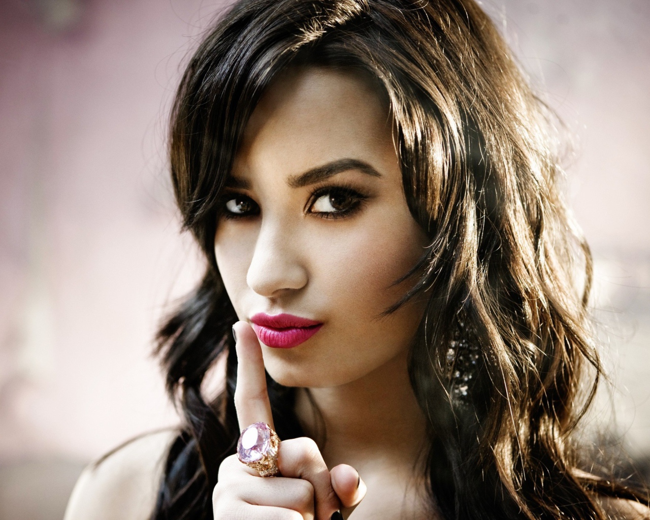 Деми грозит пальчиком