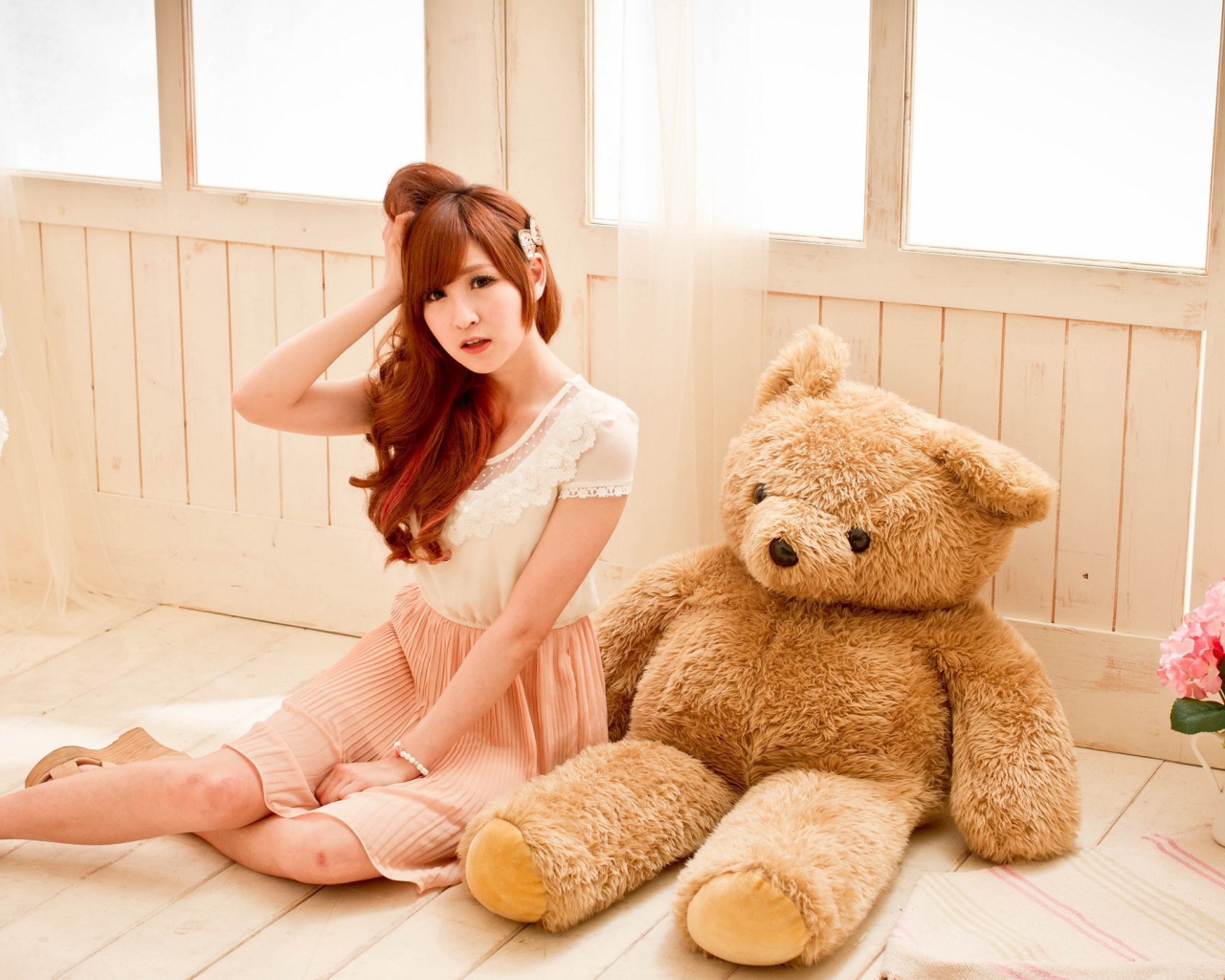 Девушка с большой мягкой игрушкой