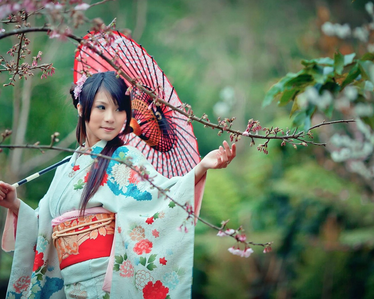 Японка в весеннем саду