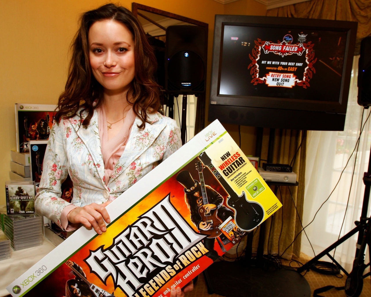 Актриса с рекламой гитары