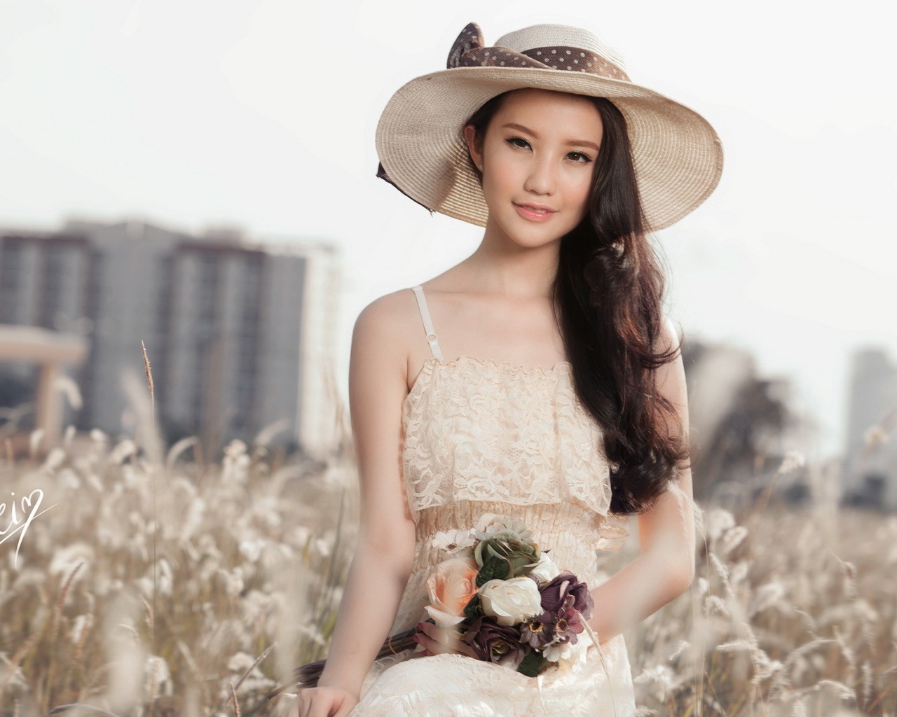 Азиатка в шляпе