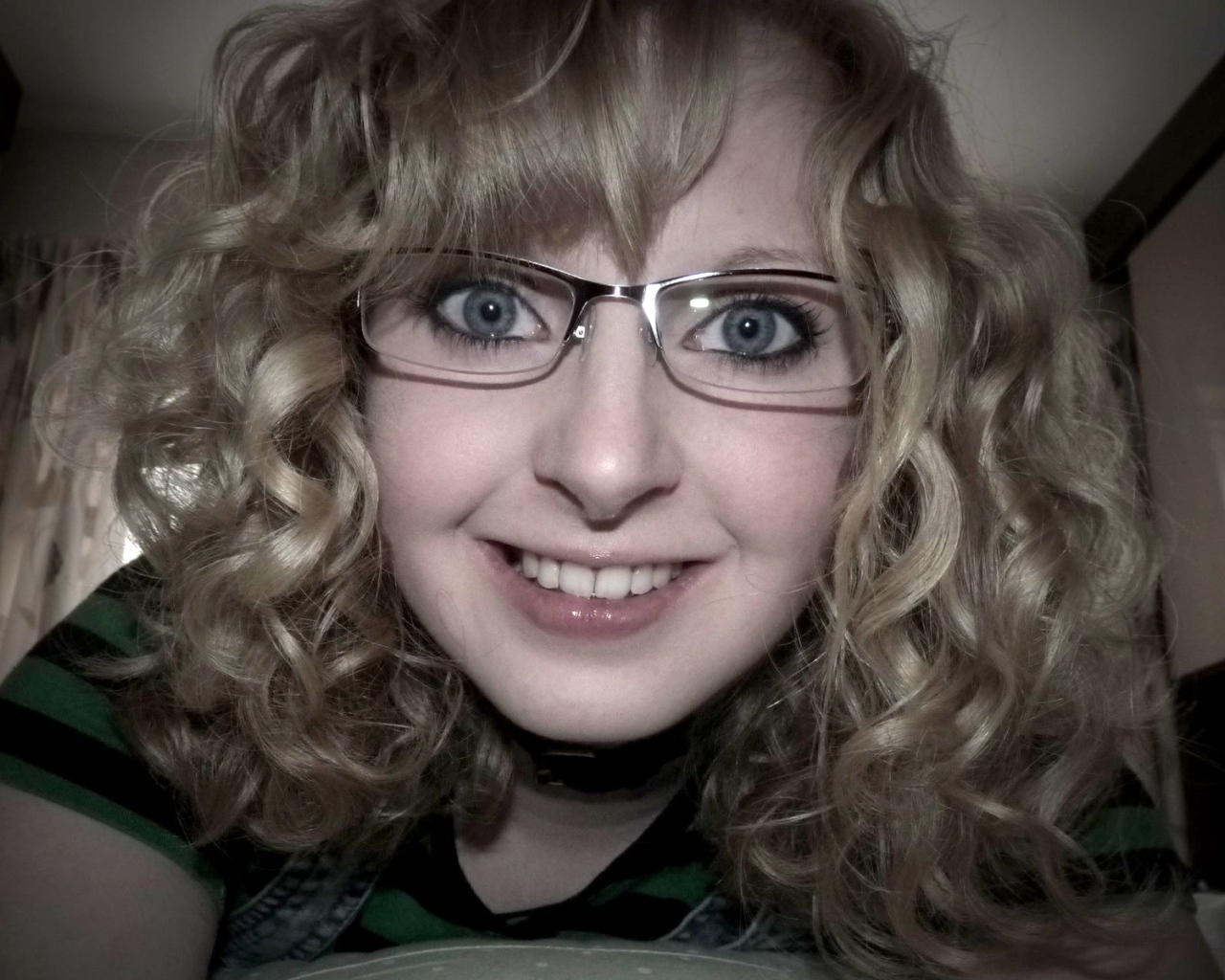 Блондинка в очках