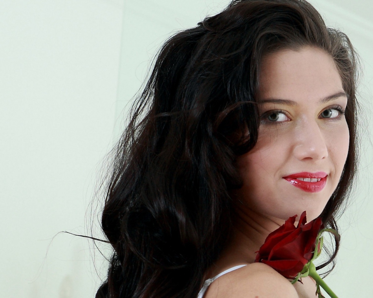 Брюнетка Жанна с розой