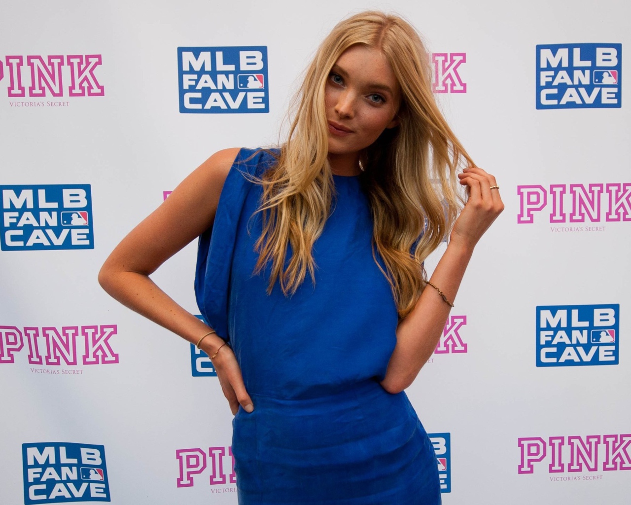 Эльза в синем платье