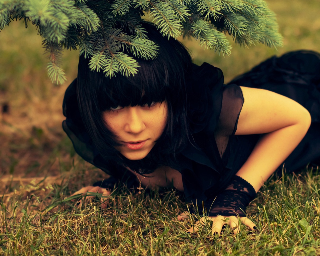 Девушка в черном платье на природе