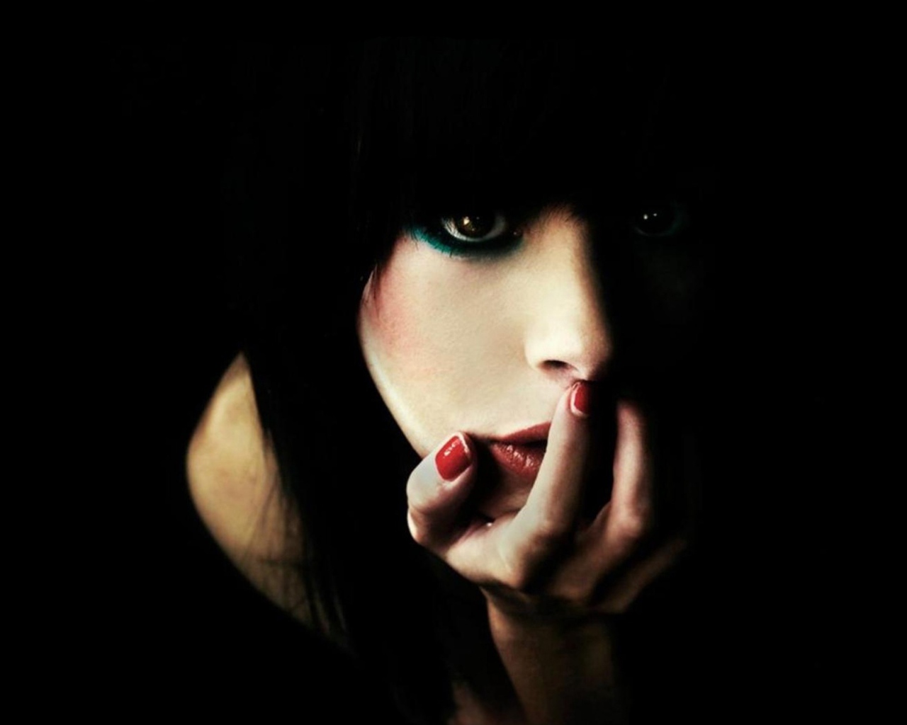 Девушка на черном фоне