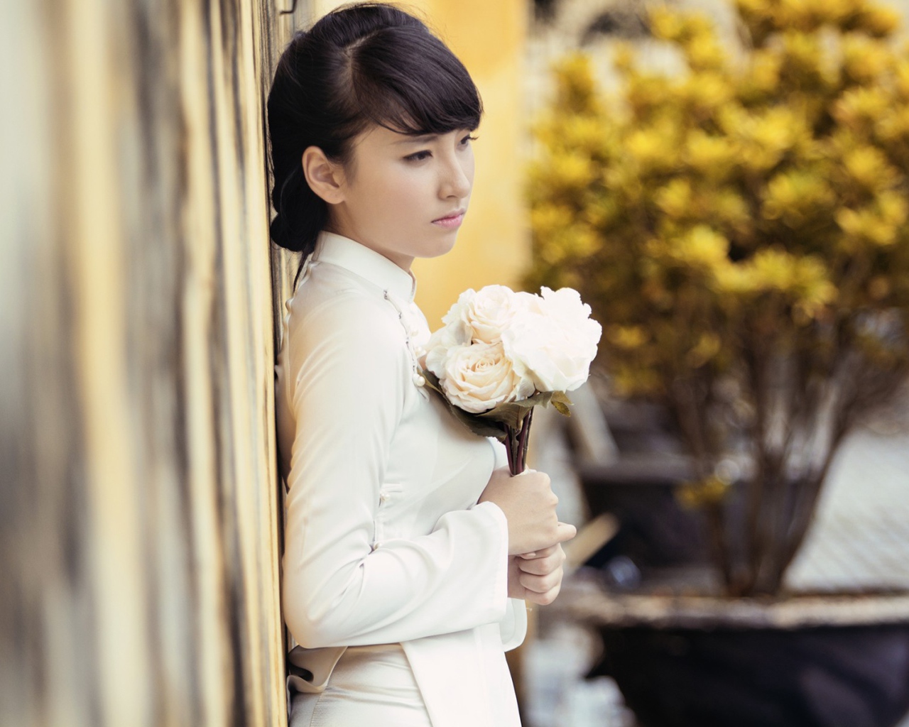 Девушка с букетом белых роз