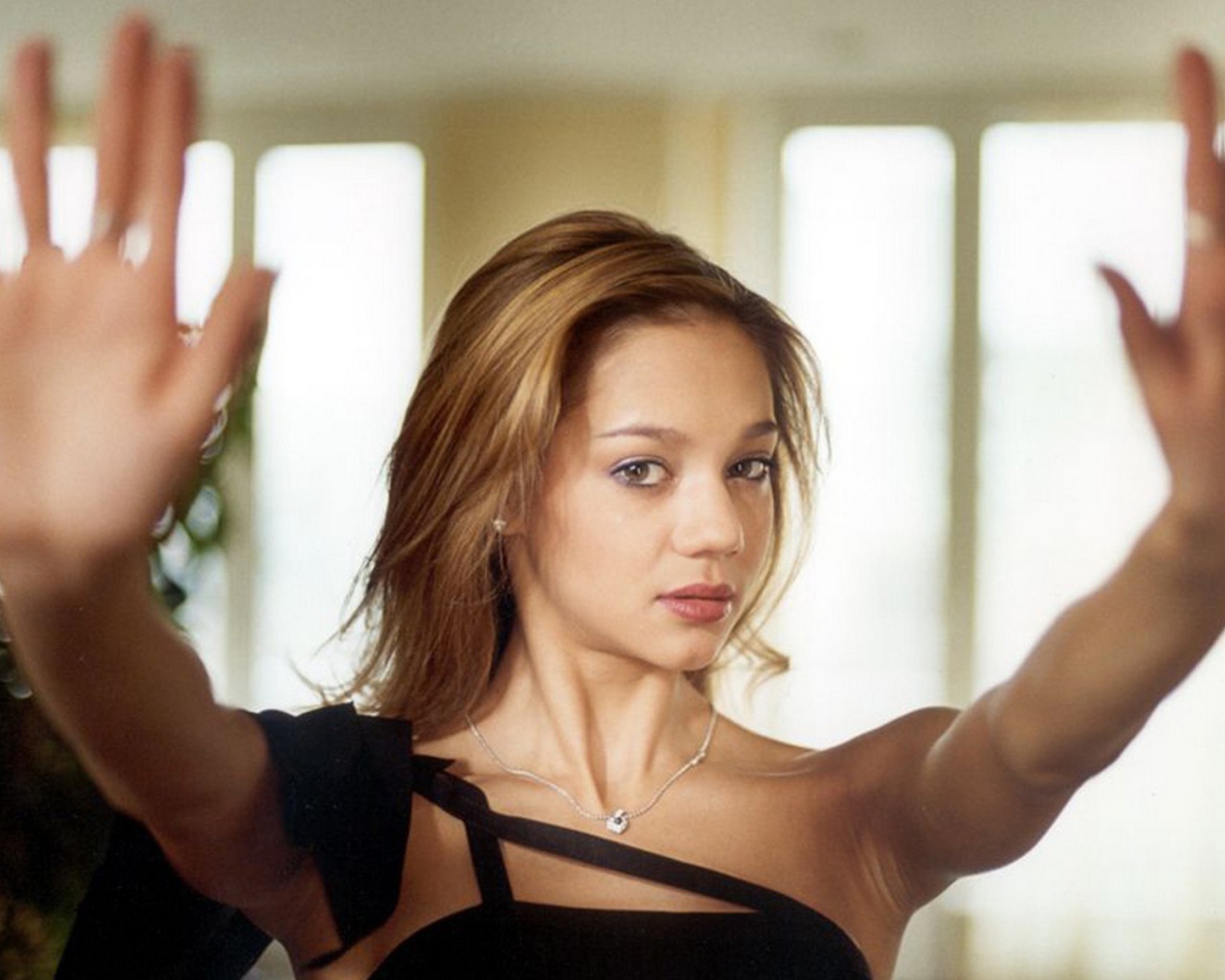 Девушка у стекла