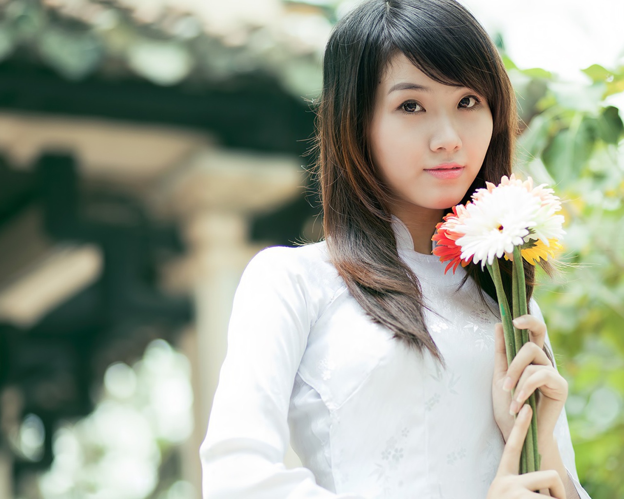 Вьетнамская девушка с цветами