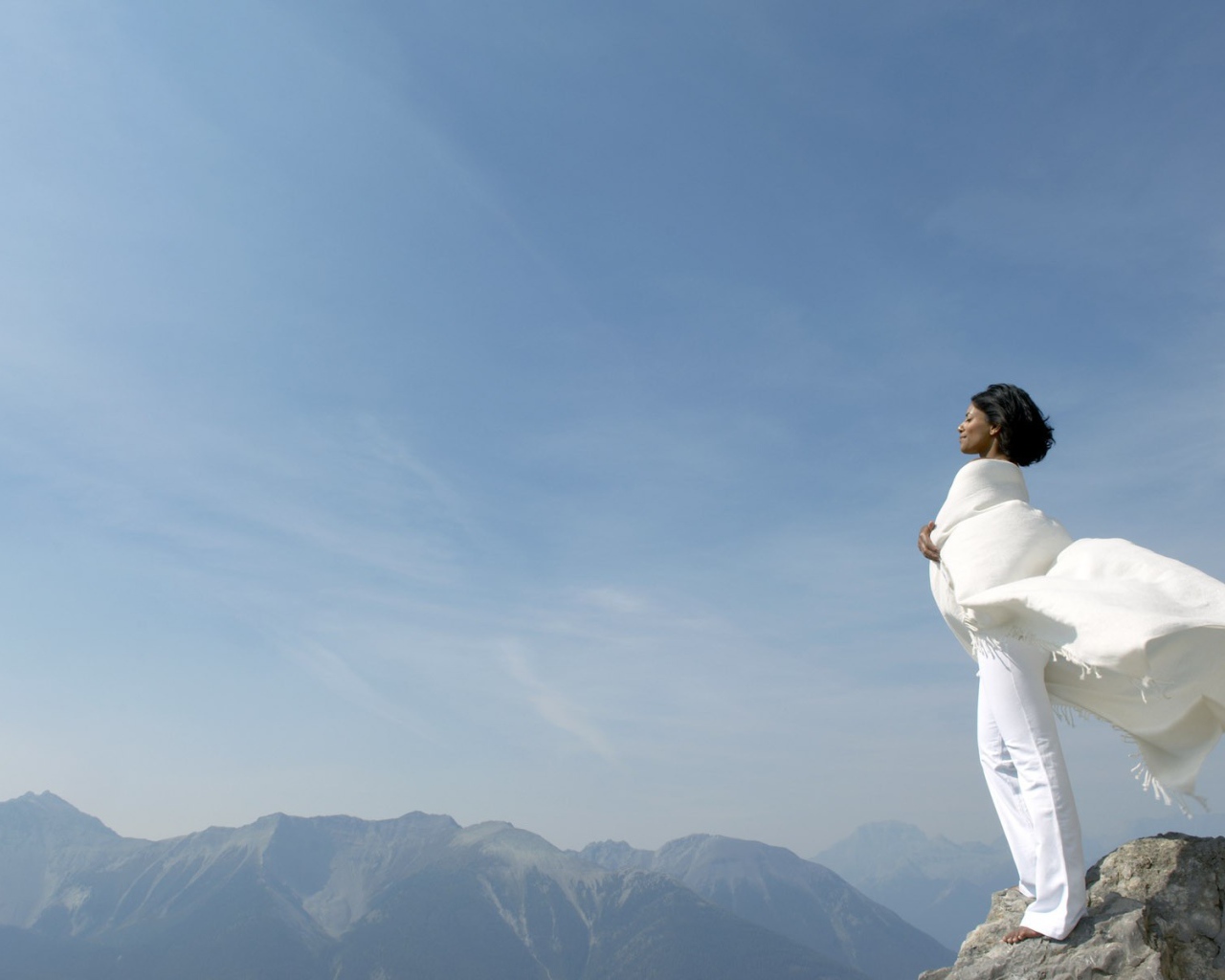 Женщина на вершине горы