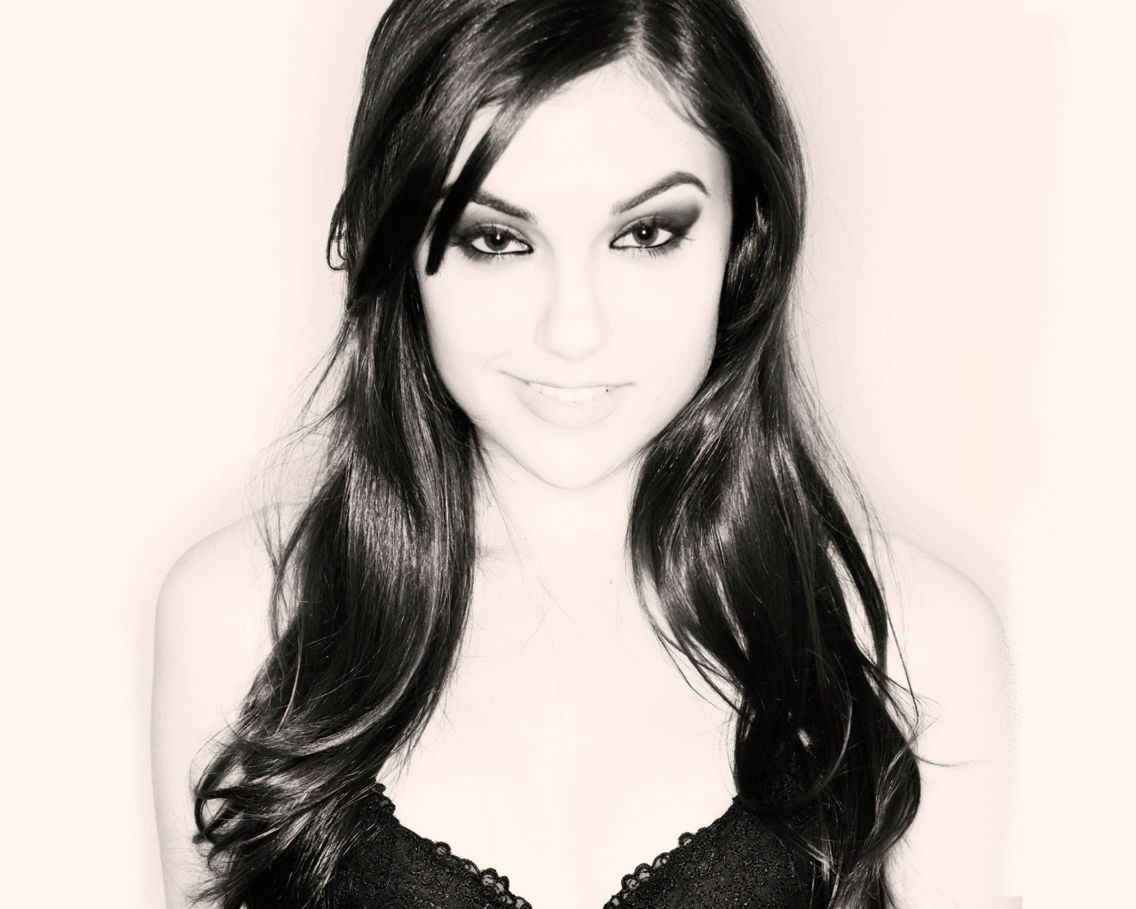 Черноволосая Саша Грей