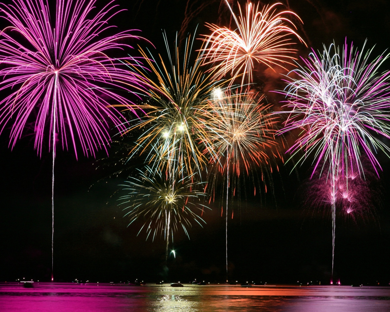 Фейерверк над водой