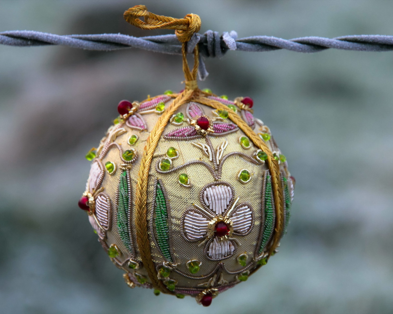 Мягкий шарик на колючей проволоке