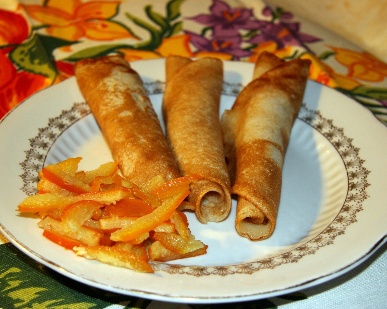 Блины на тарелке на Масленицу