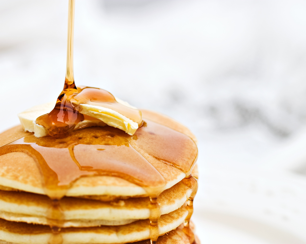 Блины с медом на фоне снега на Масленицу