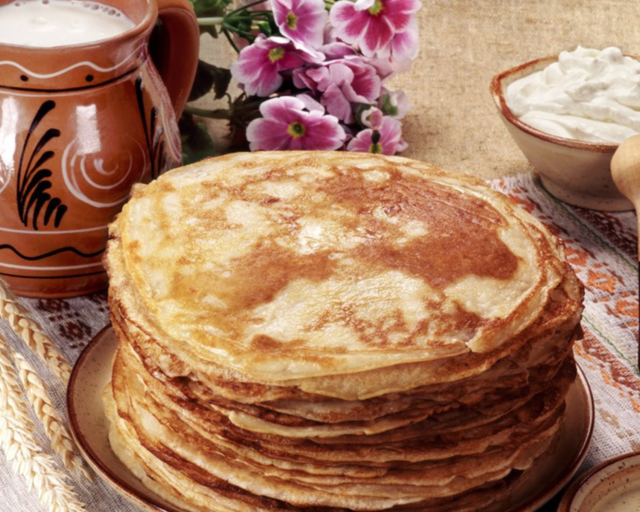 Блины со сметаной на Масленицу