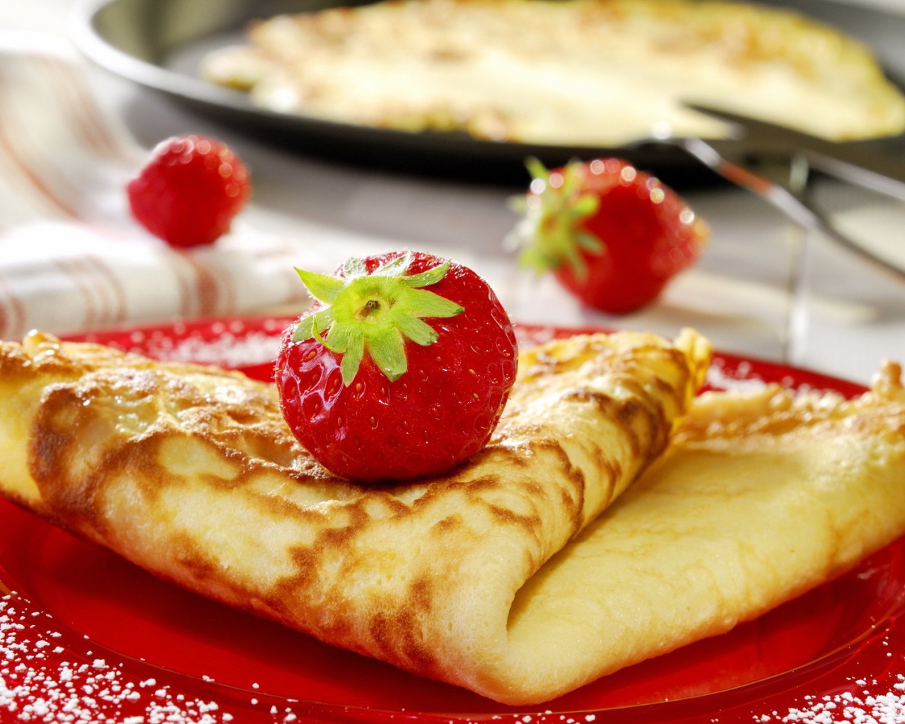 Блины с клубничным джемом на Масленицу