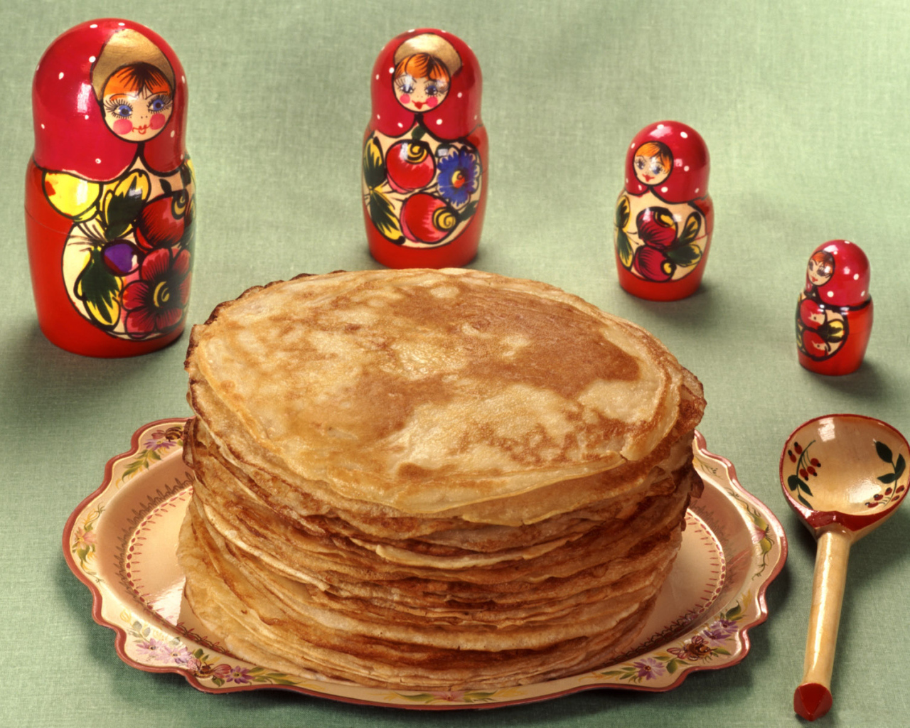 Матрешки и блины на Масленицу
