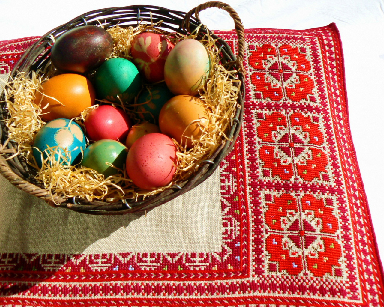 Корзина яиц на вышивке на Пасху
