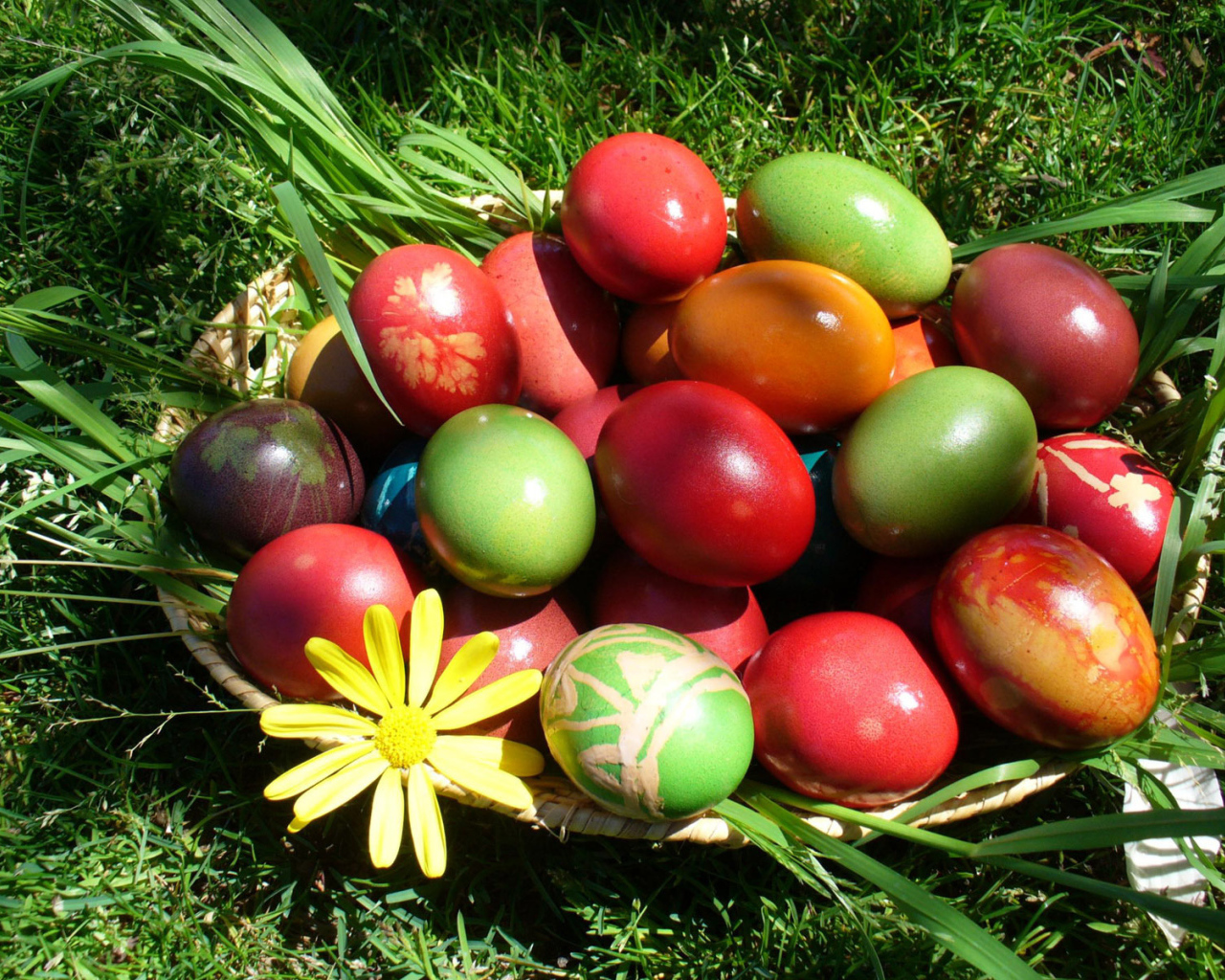 Корзина яиц на траве на Пасху