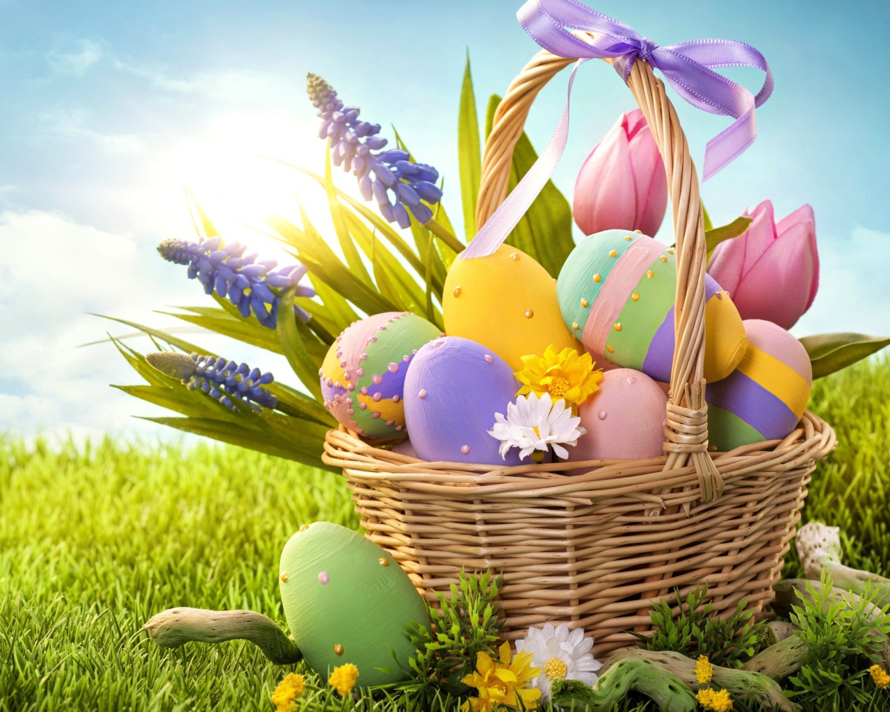 Корзина яиц на фоне неба на Пасху