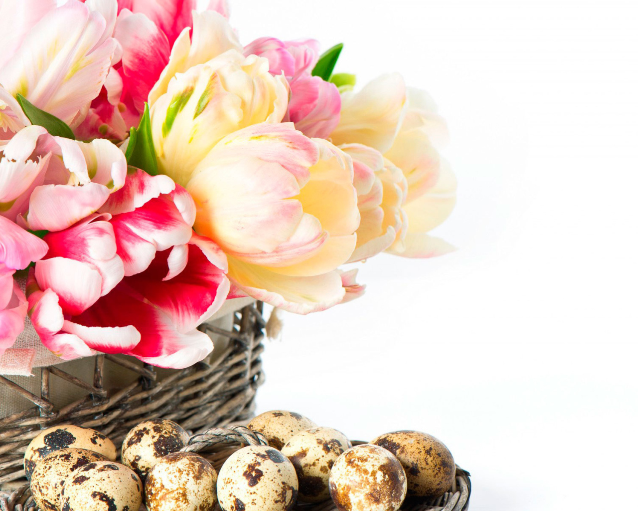 Букет в корзине на Пасху