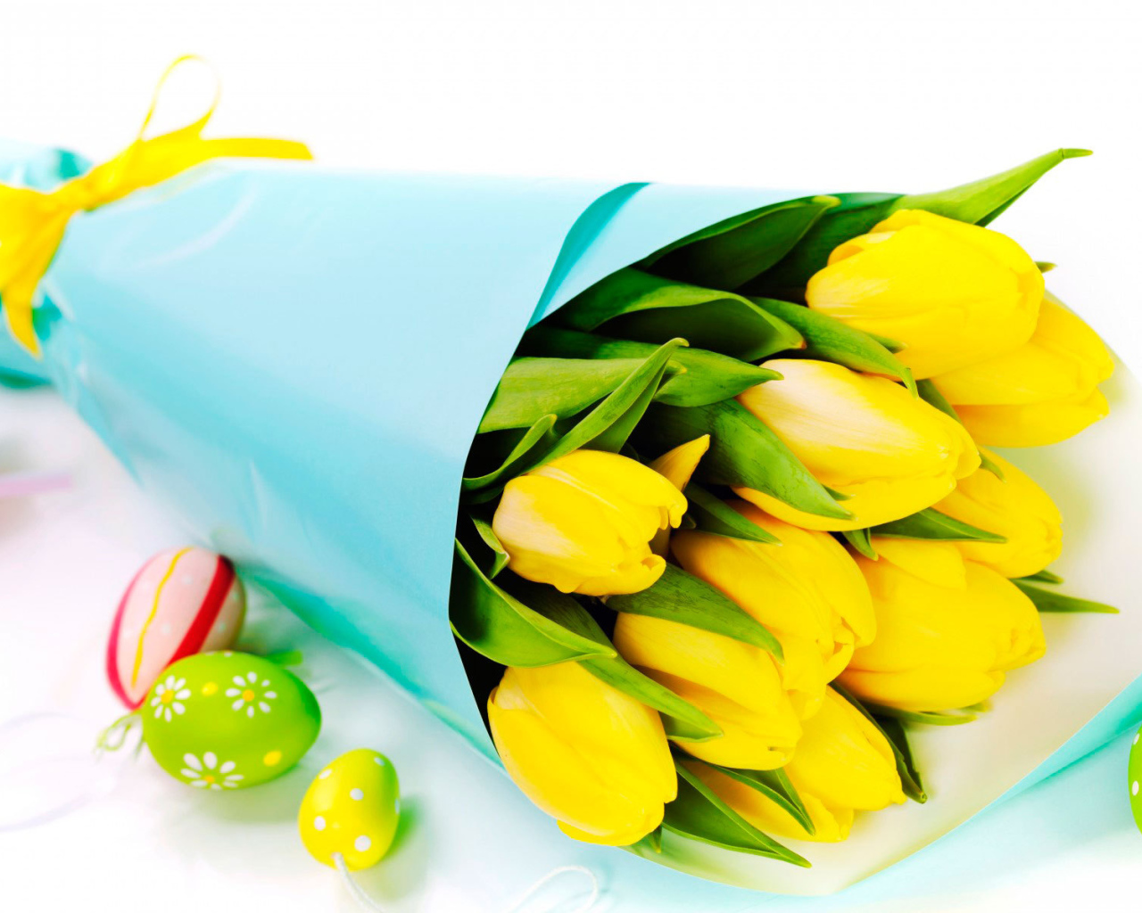 Букет желтых тюльпанов на Пасху