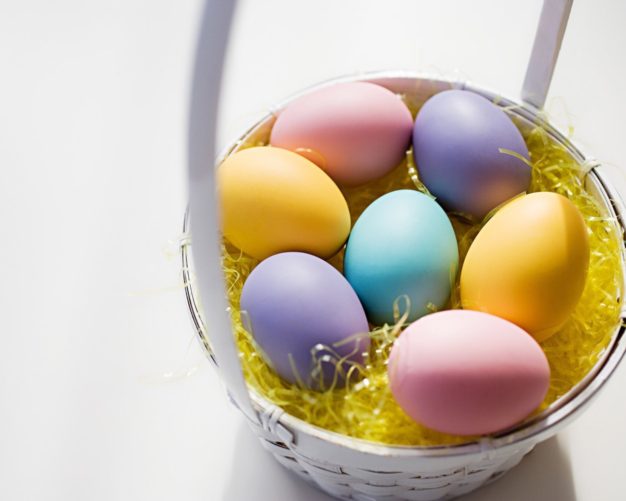Разноцветные яйца на Пасху