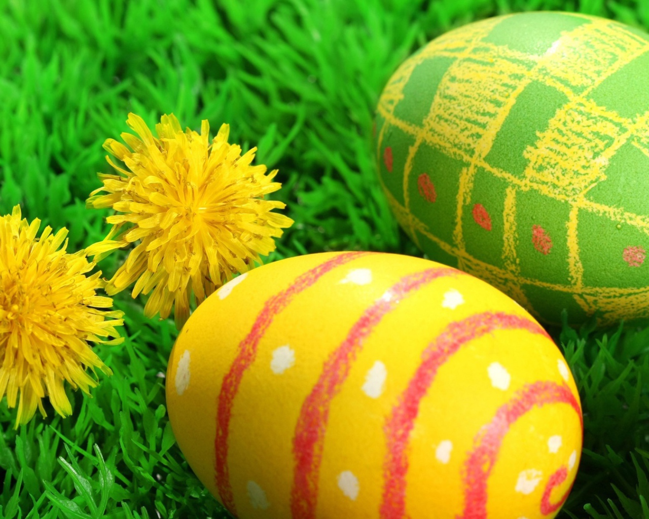 Одуванчики и яйца на Пасху