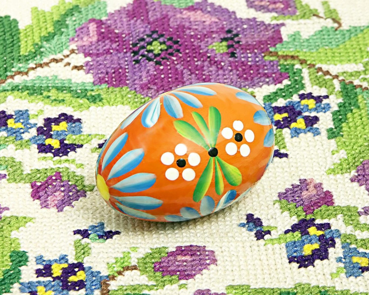 Яйцо на вышивке на Пасху