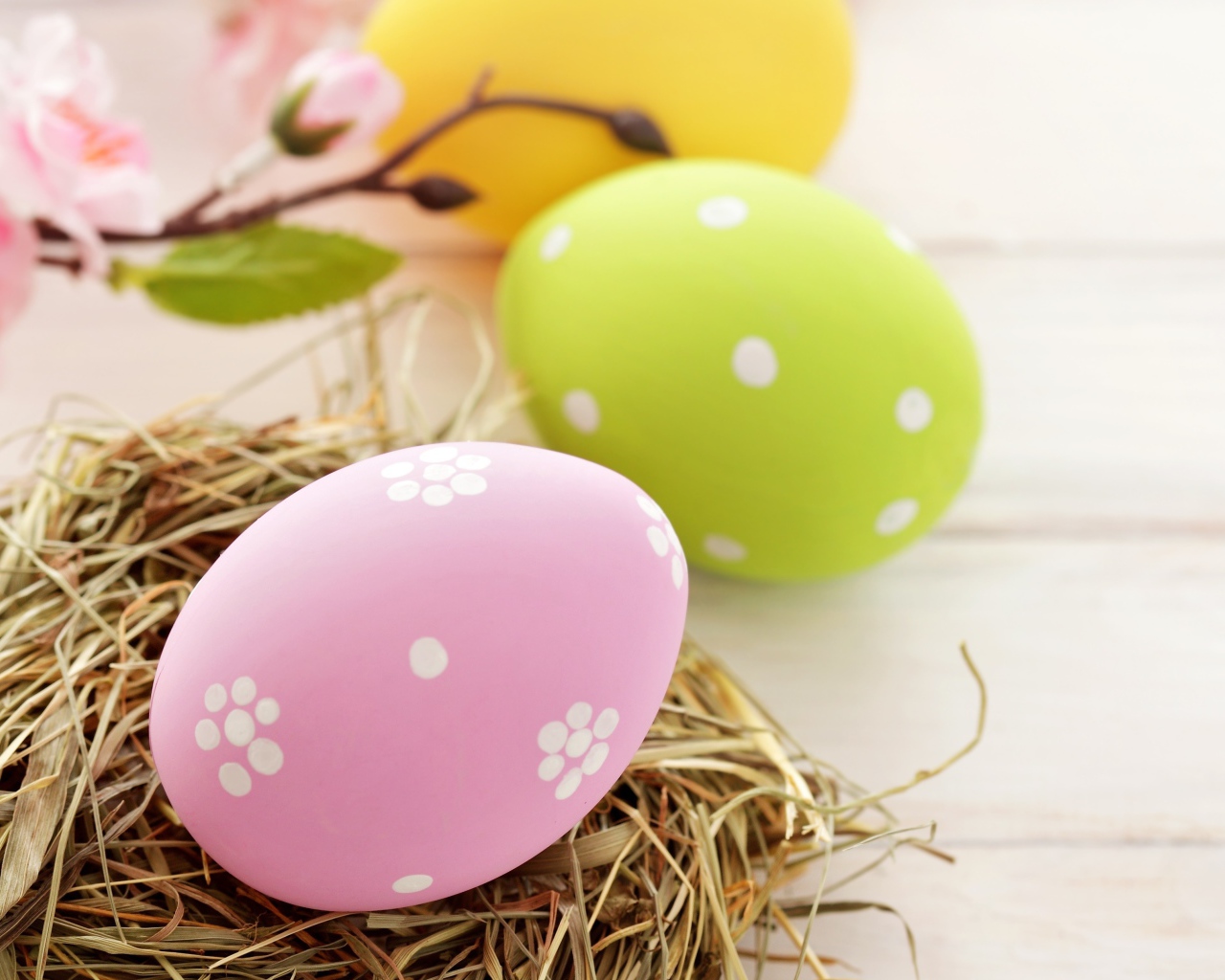 Яйцо на сене на Пасху