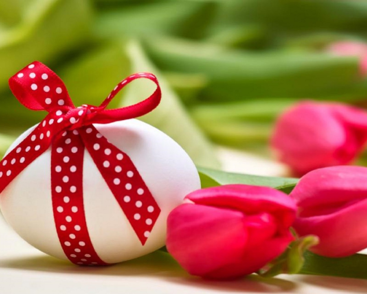 Яйцо с красным бантом на Пасху