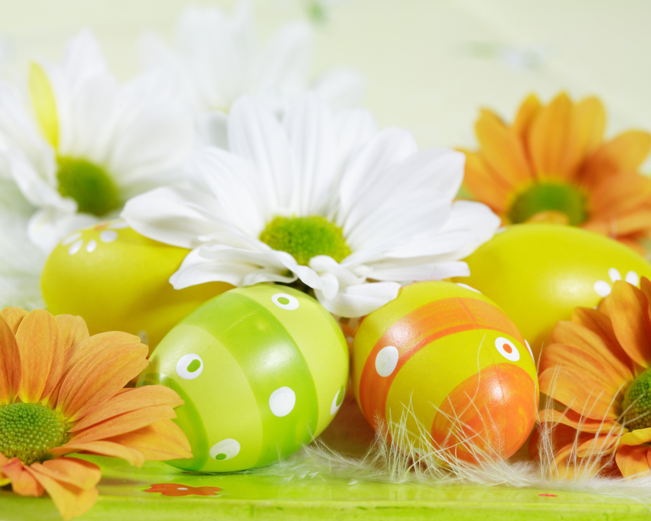 Яйца среди цветов на Пасху