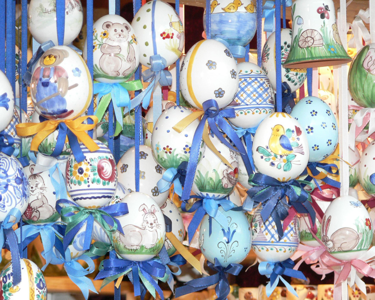 Яйца на веревочках на Пасху