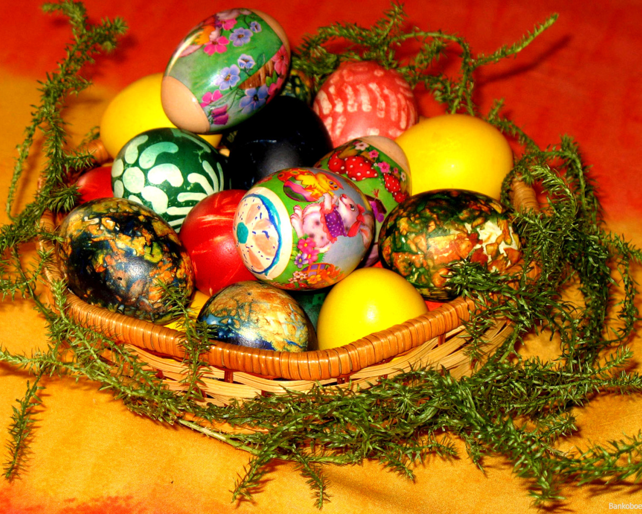 Яйца в корзине на Пасху