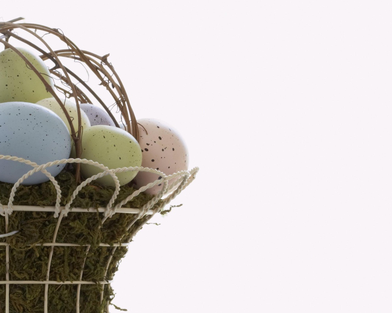 Яйца в белой корзине на Пасху