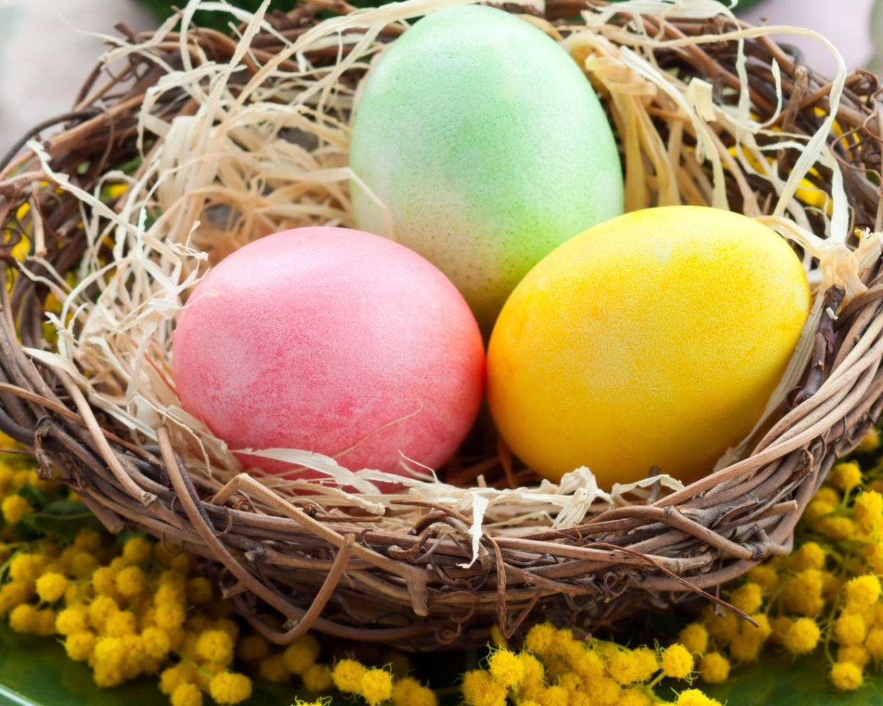 Яйца в плетеной тарелке на Пасху