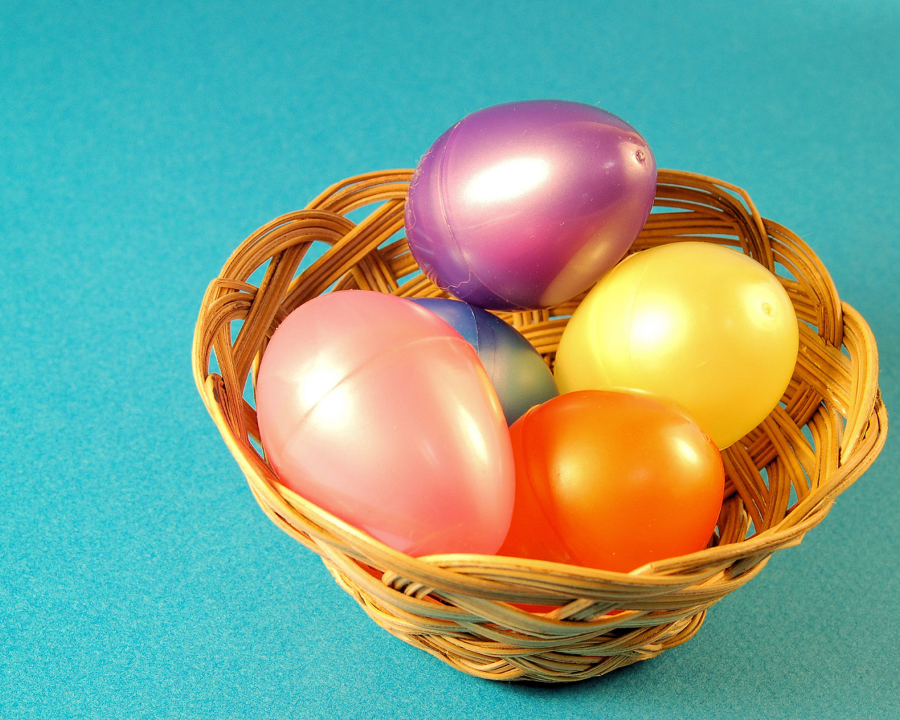 Яйца на голубом фоне на Пасху