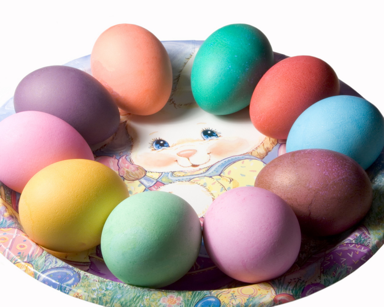 Яйца на тарелке на Пасху