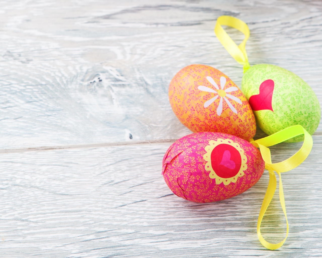 Яйца на деревянном столе на Пасху