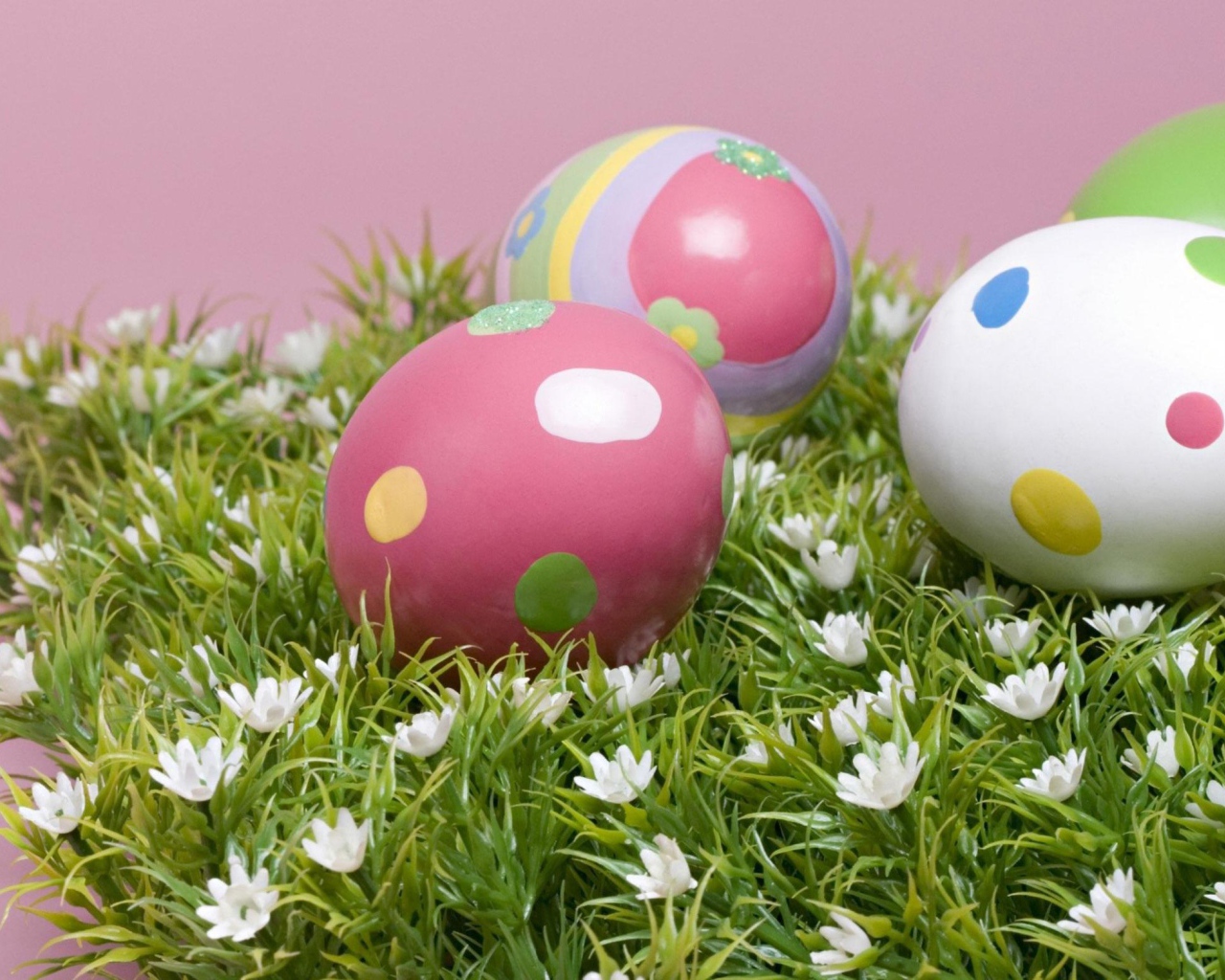 Яйца на траве на Пасху