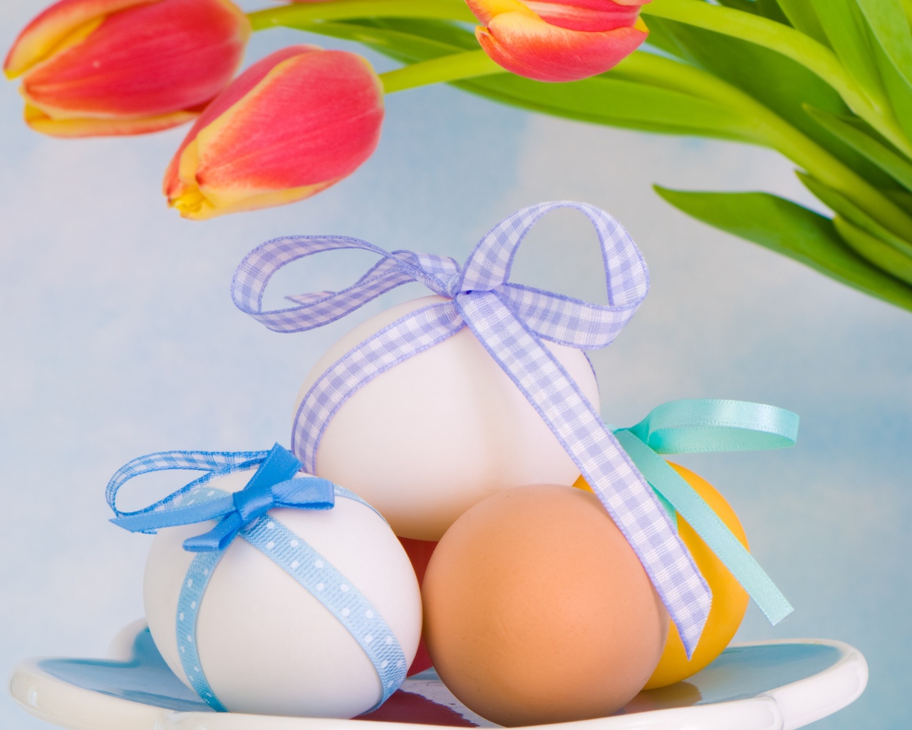 Яйца с бантами на Пасху