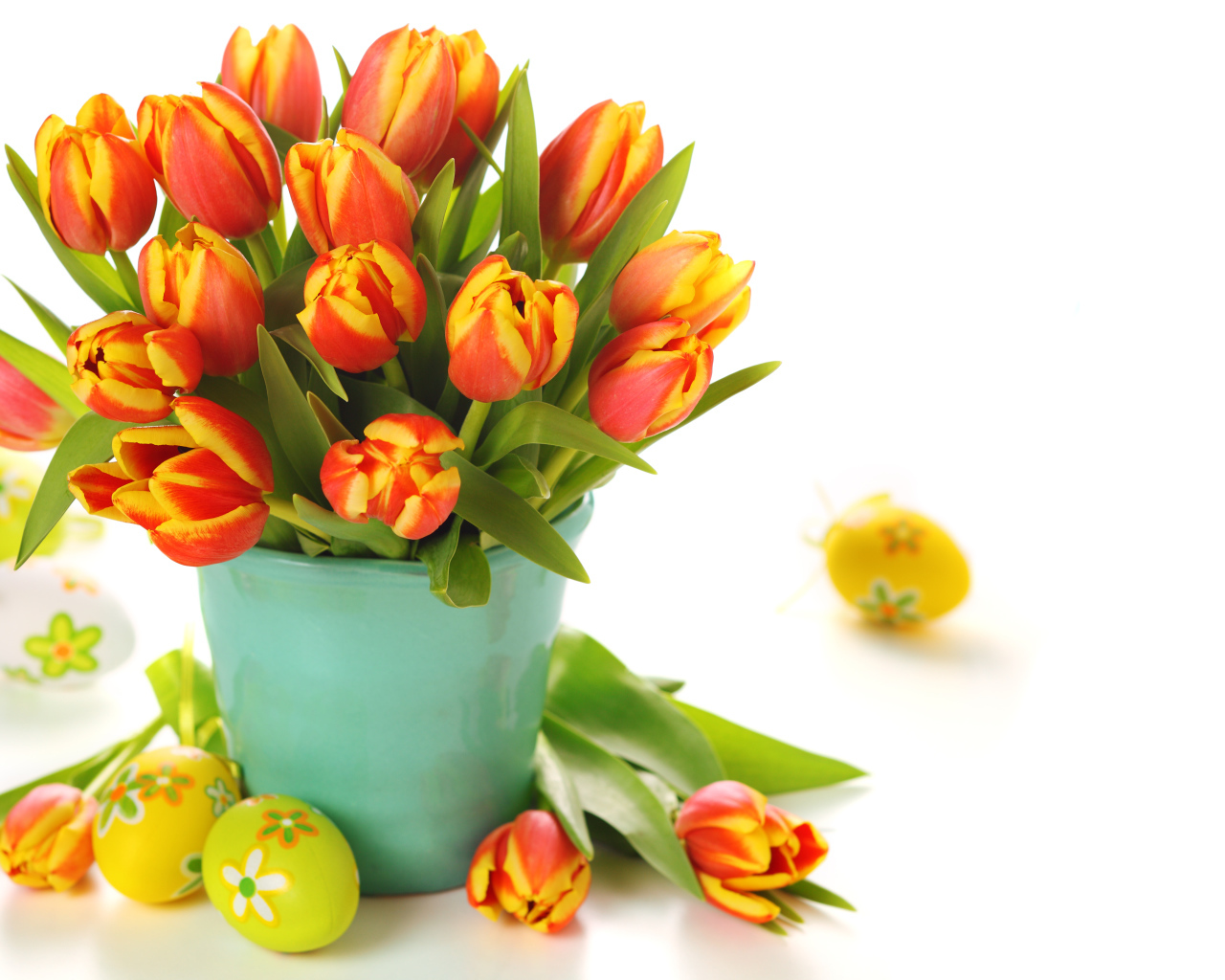 Букет тюльпанов и яйца на Пасху