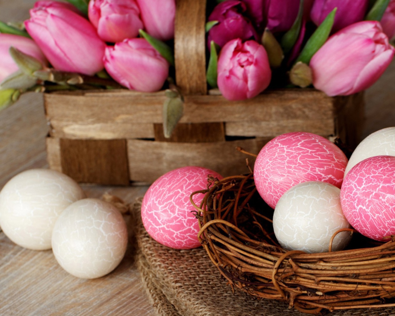 Белые и розовые яйца на Пасху