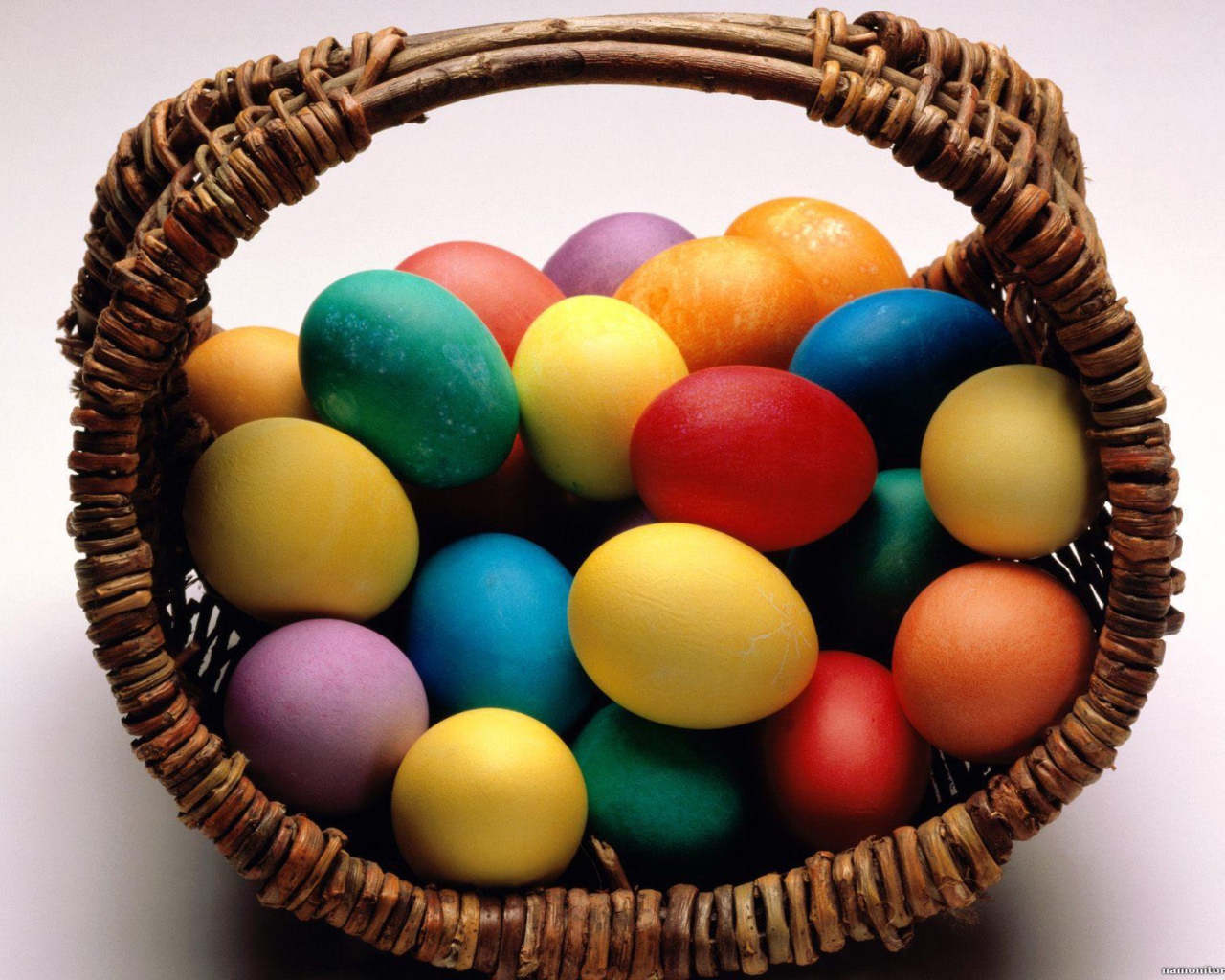 Плетеная корзина с яйцами на Пасху