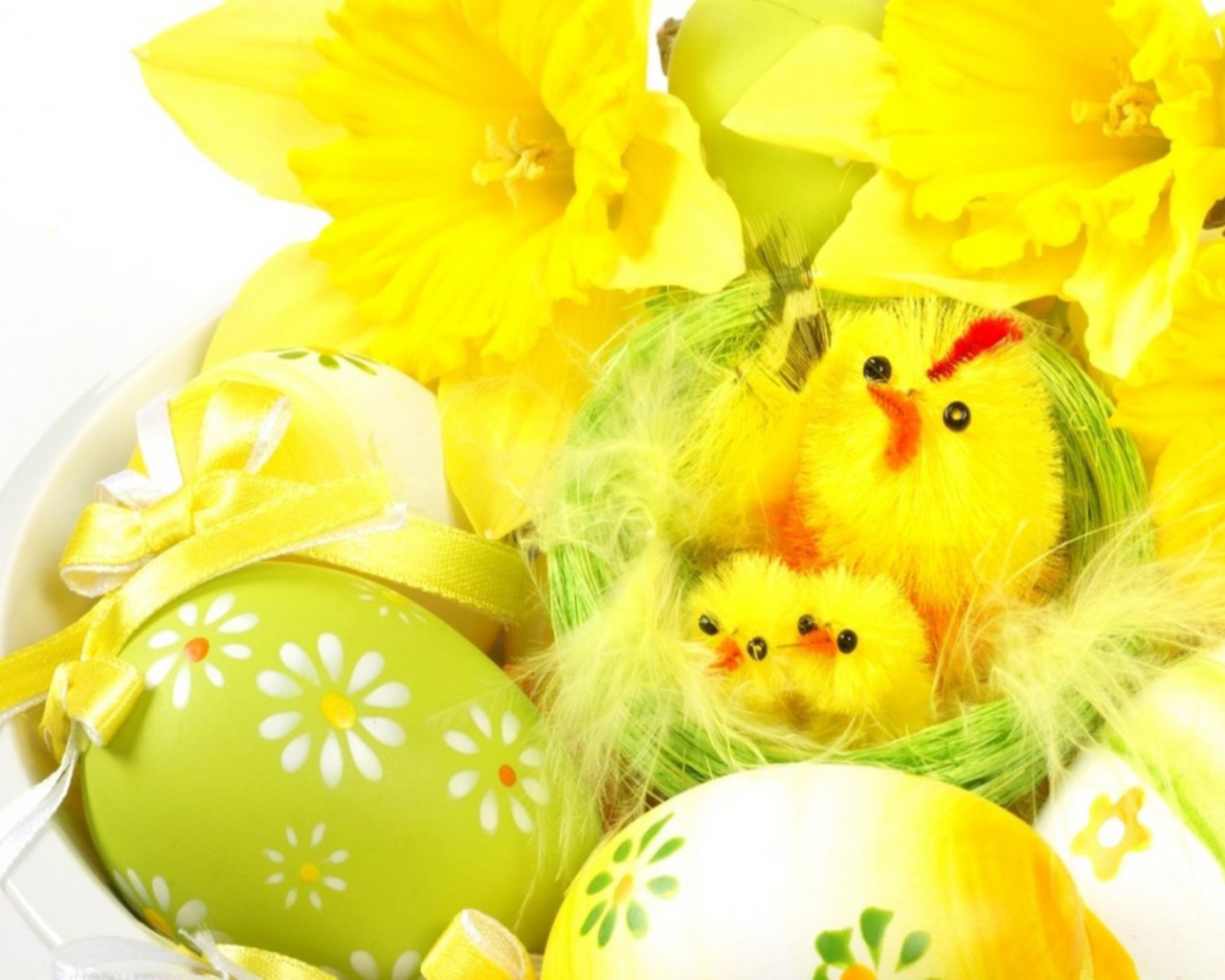 Желтые цыплята на Пасху