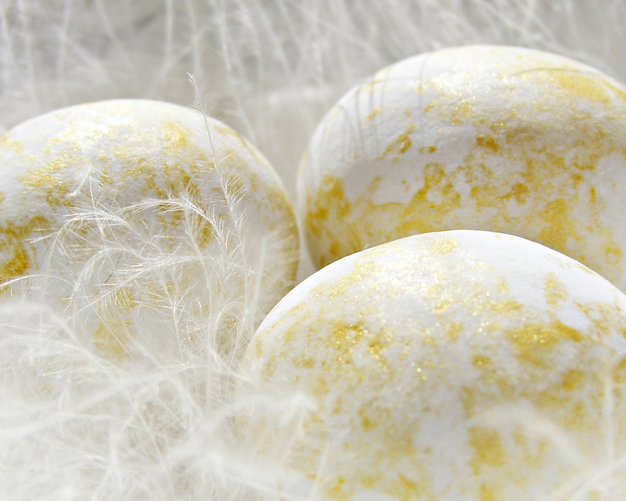 Яйца с позолотой на Пасху