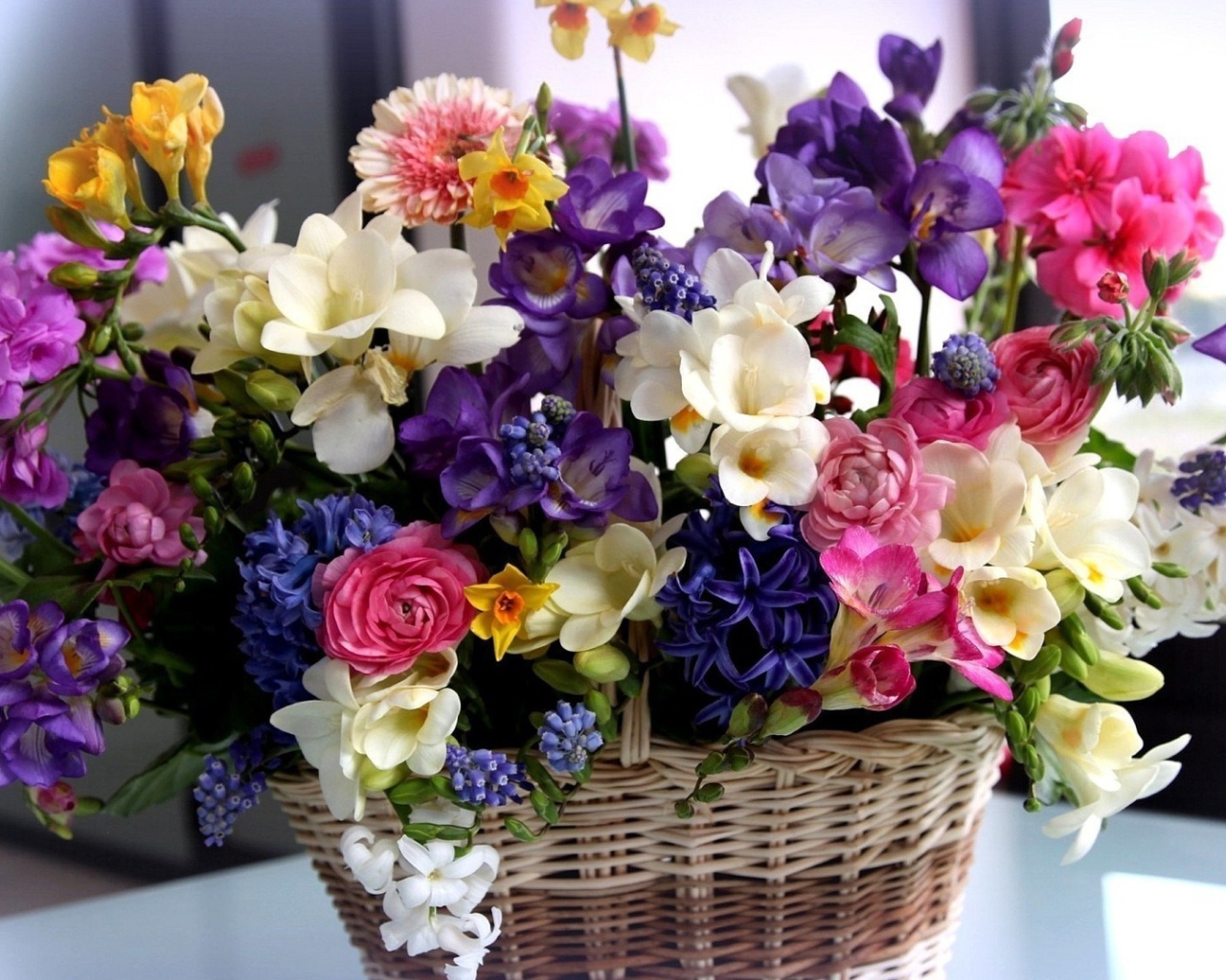 Красивый букет в корзине на восьмое марта