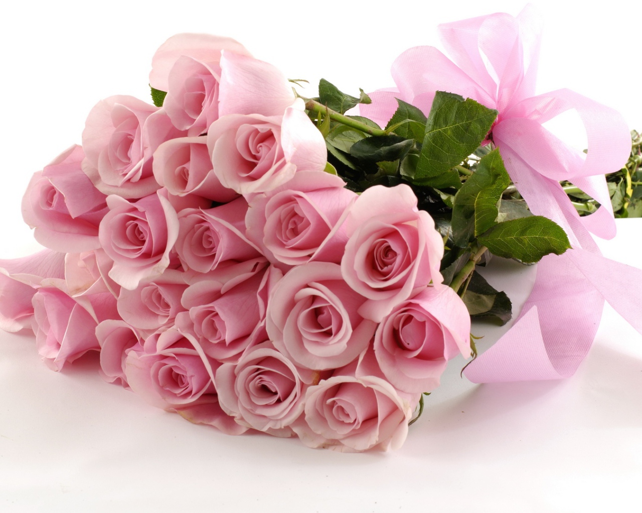 Красивый розовый букет в подарок на восьмое марта
