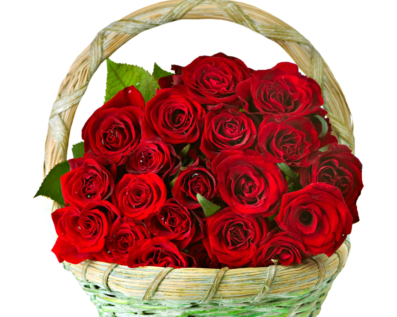 Букет красных роз на 8 марта в корзине